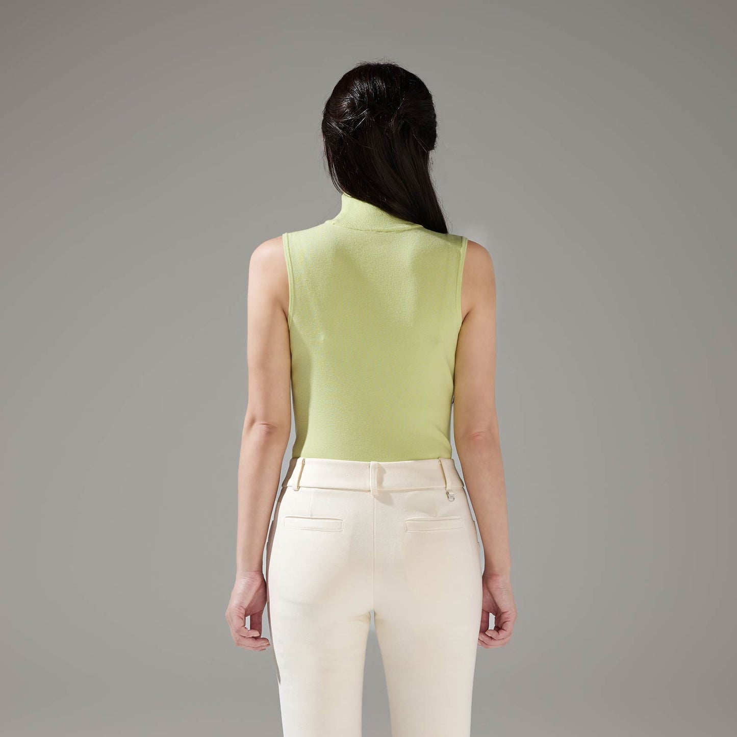 ハイネックノースリーブニット